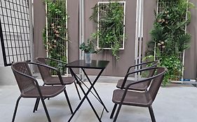 Monastiraki-Psiri, Old Town, 3-Bdr Apt, Sleep 6-10P, Spacious Court Yard
